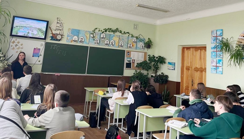 Проводить урок у 9-А класі у Тернопільському навчально-виховному комплексі Школа-ліцей № 6 імені Назарія Яремчука Наталія Богомолова